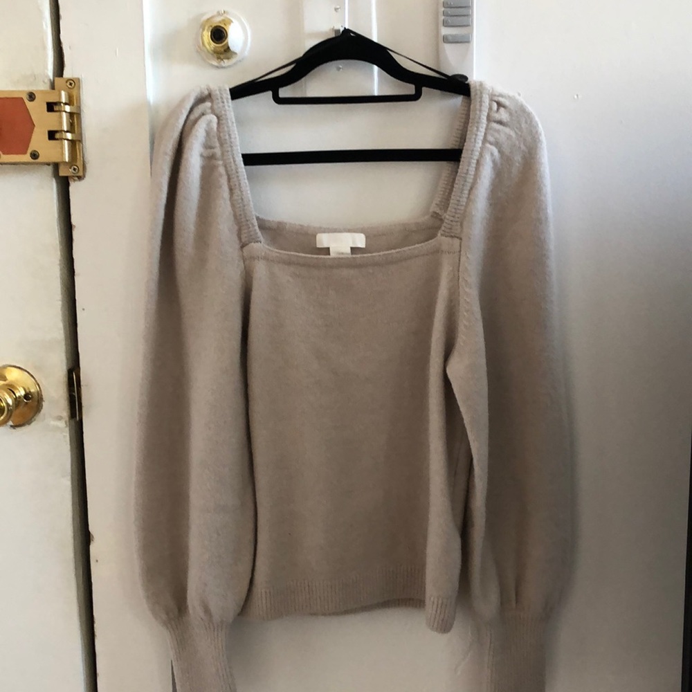 Oatmeal sweater with sleeve puffs